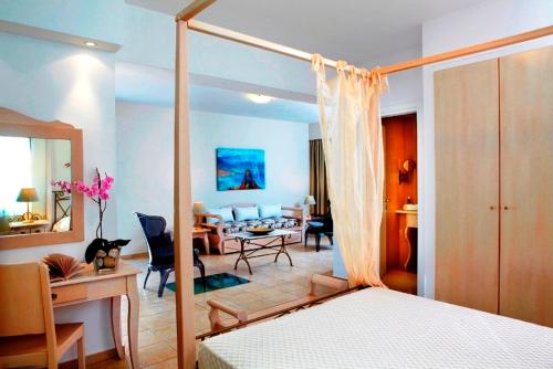 阿吉奥斯普罗科皮奥斯Mitos Suites的一间卧室设有一张床和一间客厅。