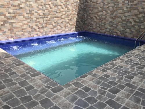 圣玛尔塔Hotel Viña Del Mar的砖墙中的一小池水