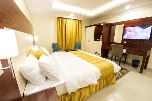 吉达Farha International Residential Units的酒店客房配有一张床、一张书桌和一台电视。