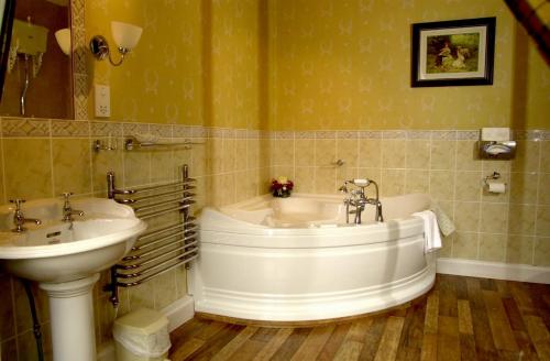 布莱尔阿瑟尔阿瑟尔纹章酒店的带浴缸和盥洗盆的浴室