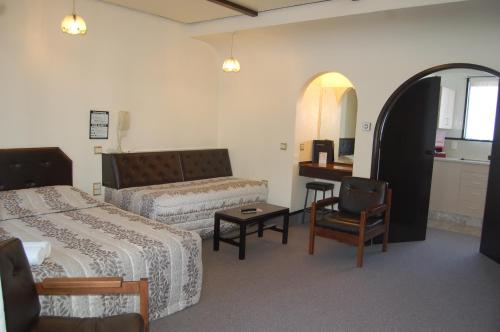 但尼丁阿尔卡拉汽车旅馆 的酒店客房配有两张床和一张书桌