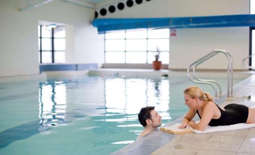 伦敦德里贝斯特韦斯特白马酒店的游泳池里的男人和女人