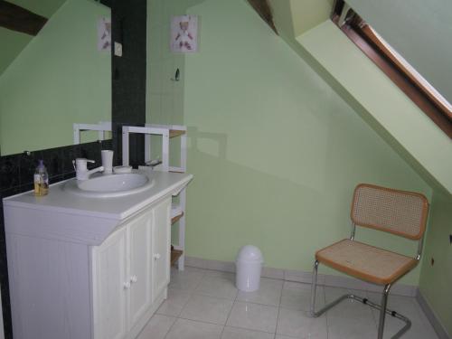 Huisseau-sur-CossonEscale Au Chiteau的一间带水槽和椅子的浴室