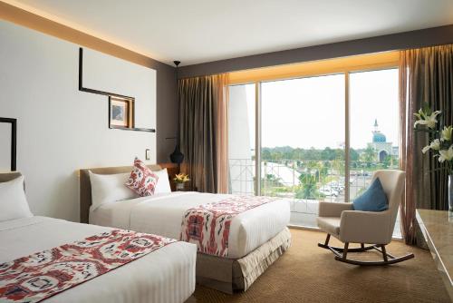 雪邦吉隆坡国际机场瑞享酒店及会议中心的酒店客房带两张床、椅子和窗户