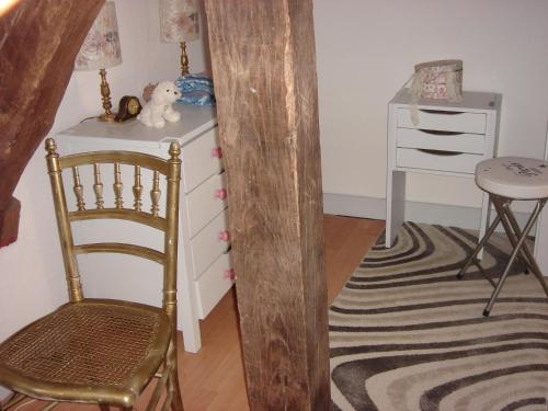 Mervegas的一间卧室配有梳妆台、椅子和书桌