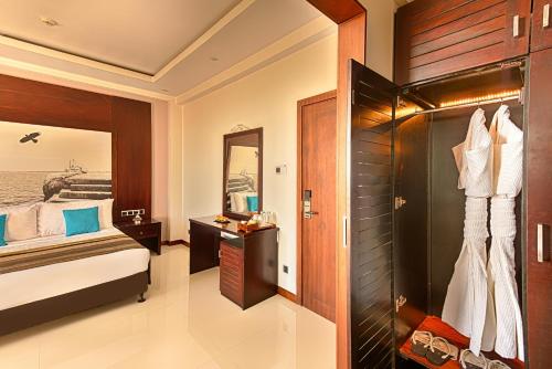 贾夫纳NorthGate Jaffna的酒店客房,配有床和镜子