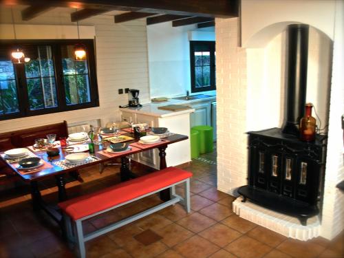 布迪皮拉格斯Casa Boo de Piélagos - Playa de Liencres的厨房配有带炉灶的桌子