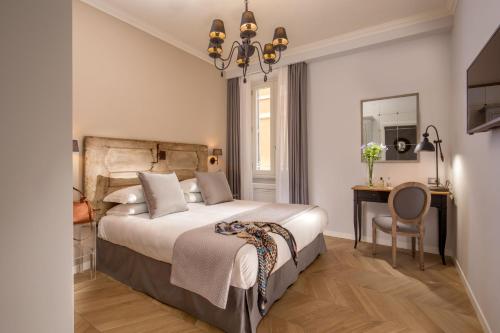 罗马Borgo Pio Charme的一间卧室配有一张床、一张桌子和一把椅子