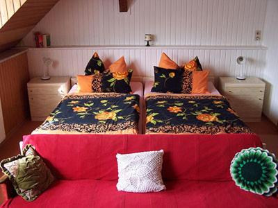 贝尔恩卡斯特尔-库斯Anneliese Schmitgen的配有红色沙发的客房内的两张床