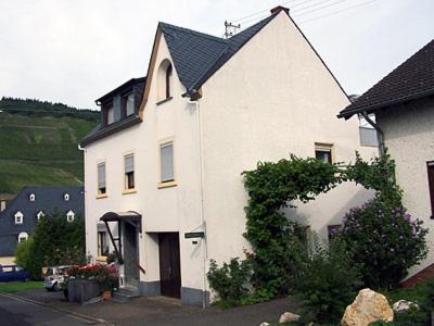 贝尔恩卡斯特尔-库斯Anneliese Schmitgen的黑色屋顶的白色房子