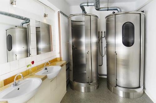 弗莱堡Black Forest Hostel的一间带两个水槽和两个水箱的浴室