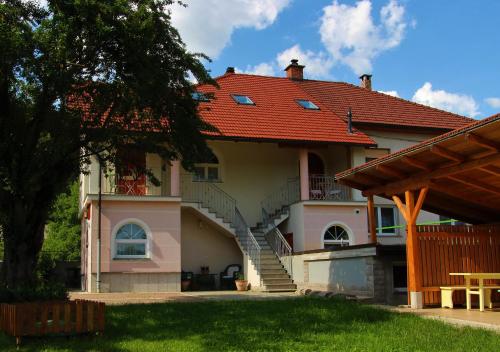 MarkovecPrenočišča Angelin hram, Tiny Apartments的一座红色屋顶和楼梯的房子