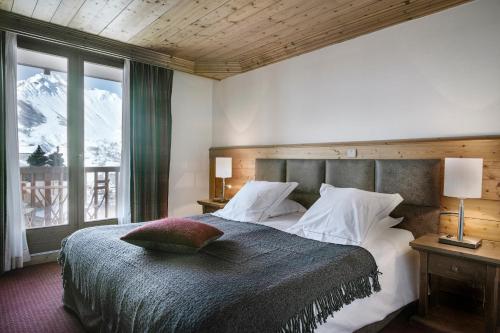 圣马丁德贝尔维尔Hôtel Saint-Martin的山景卧室 - 带1张床