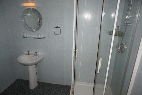 利兹巴特勒酒店的带淋浴和盥洗盆的浴室