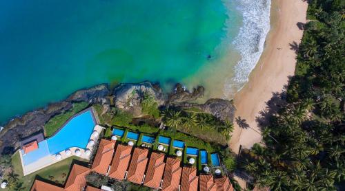 本托塔Jetwing Saman Villas的享有海滩和海洋的空中景致