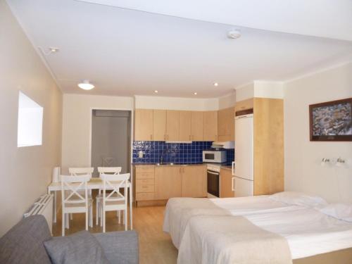维斯比维斯比内城公寓及客房的一间带两张床的卧室和一间带桌子的厨房