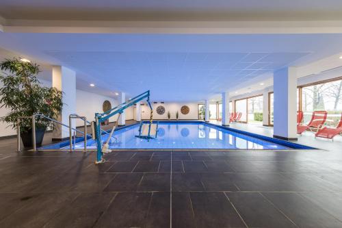 卡尔达罗马萨池酒店的一座游泳池,位于酒店,设有大房间