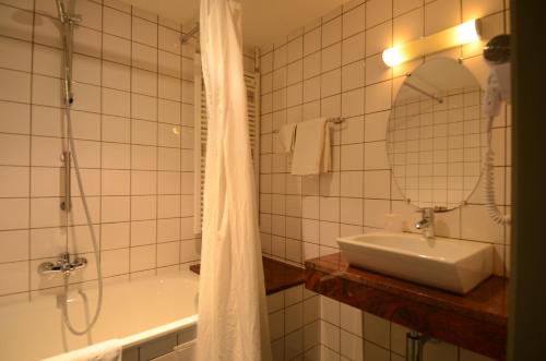 梅赫伦迈卡特酒店的浴室配有盥洗盆和带镜子的淋浴