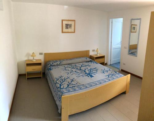 皮诺港MARIA'S HOUSE的一间卧室配有床和2个床头柜
