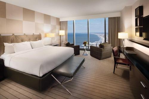 大西洋城Ocean Casino Resort的酒店客房设有一张大床和一张书桌。