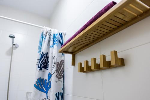 加的斯拉卡萨莫娜达酒店的浴室提供毛巾架和浴帘