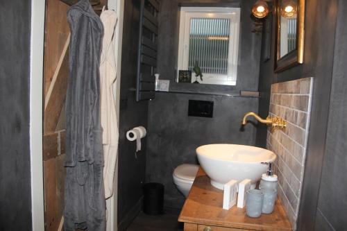 恩斯赫德B & B Chawe的一间带水槽和卫生间的浴室