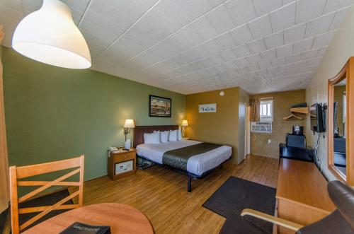 怀尔德伍德Marlane Motel的一间酒店客房,配有一张床和一台电视
