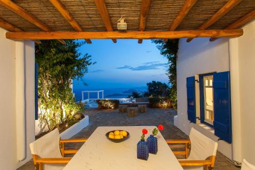 萨鲁Amazing Villa 6bed in Agios Lazaros Mykonos的露台上的一张桌子和一碗水果