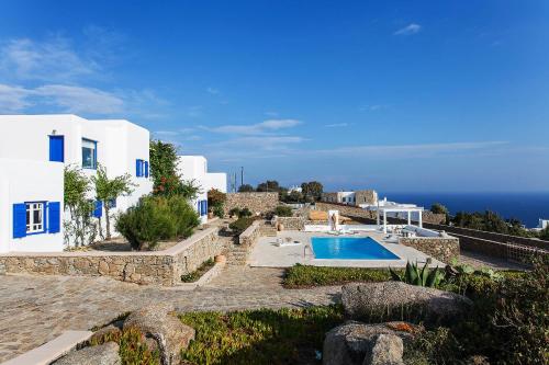 Amazing Villa 6bed in Agios Lazaros Mykonos内部或周边泳池景观