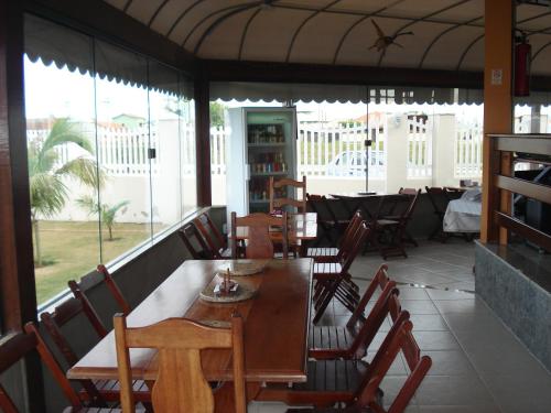阿拉亚尔-杜卡布Villaggio dos Ventos的一间带桌椅和窗户的用餐室