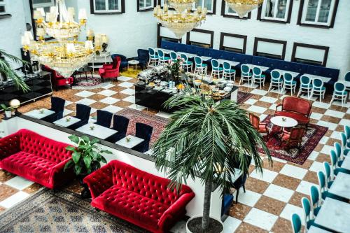 斯德哥尔摩本特利贝斯特韦斯特酒店的一间设有红色长椅和桌椅的房间