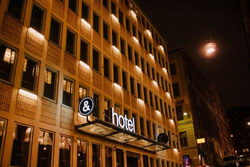 斯德哥尔摩最佳西方酒店的夜间大楼一侧的酒店标志