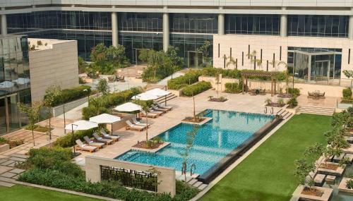 新德里德里阿基里斯概念凯悦酒店的享有带游泳池的建筑的空中景致