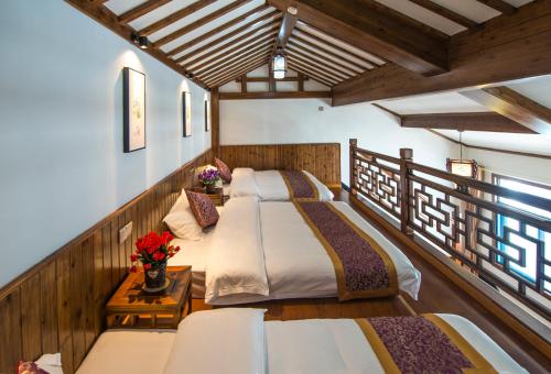 黟县宏村瑞云精品酒店的一间带两张床的卧室,位于阳台