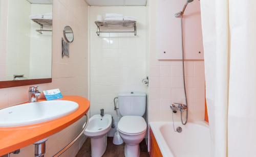 罗列特海岸BLUESEA Montevista Hawai的浴室配有盥洗盆、卫生间和浴缸。