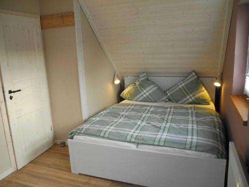 PolchowFerienhaus Tietverdriew的一间小卧室,配有带两个枕头的床