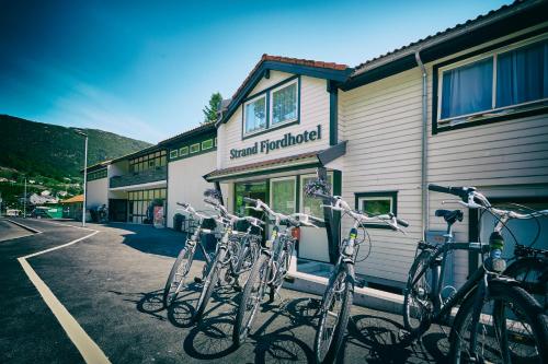 于尔维克斯特兰德峡湾酒店的停在大楼外的一群自行车