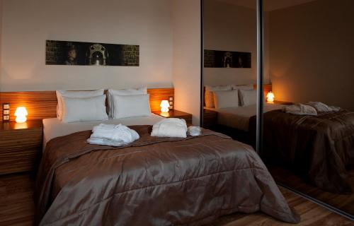 克莱佩达克莱佩达亚拉腊全套房酒店的酒店客房,配有两张带毛巾的床