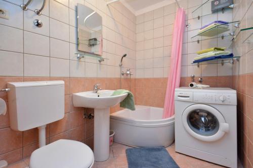 斯普利特Dani的浴室配有卫生间水槽和洗衣机。