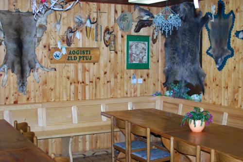 OrmozFarm Stay Bogša的一间设有桌子和树墙的用餐室