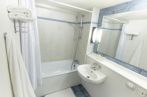 鹿特丹东钟楼酒店及餐厅的一间浴室