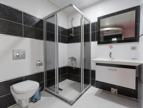 帕莫卡莱厄兹巴伊酒店的带淋浴、卫生间和盥洗盆的浴室