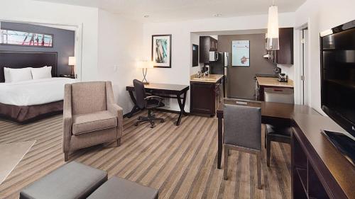 劳雷尔山劳雷尔山Hyatt house酒店的配有一张床和一张书桌的酒店客房