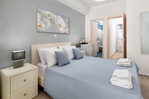 锡米埃琳娜酒店的白色卧室设有一张大床和电视。
