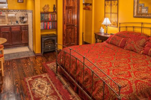 峡谷湖Holiday Lodge on Canyon Lake的一间卧室配有一张床、一个壁炉和一个炉灶