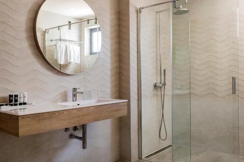 卢索德鲁索格兰德酒店的一间带水槽和淋浴的浴室