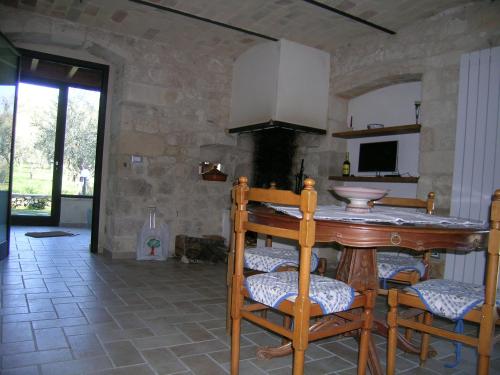 普雷托罗Masseria del Ponte的一间厨房,里面配有桌椅