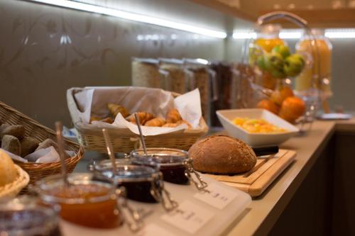 慕尼黑韦特施泰因登酒店的一张桌子,上面有面包和食物篮子