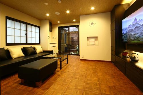京都Machiya Kaemon的带沙发和平面电视的客厅