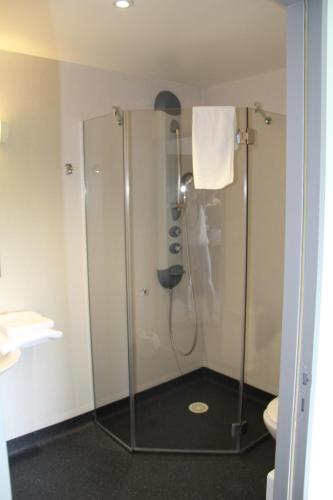 Valence-dʼAgenle tout va bien的浴室里设有玻璃门淋浴